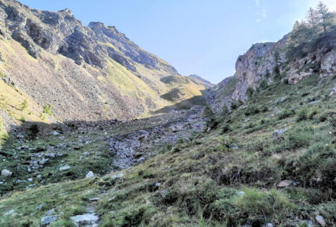 Bivacco Chentre Bionaz – the gully that climbs to the bivouac