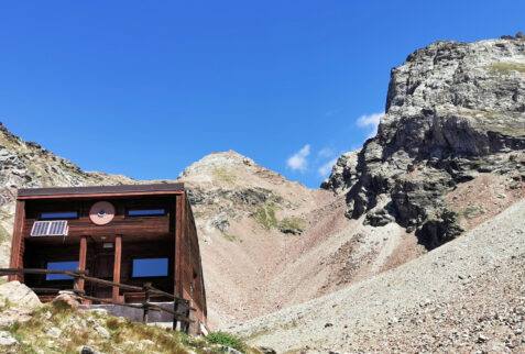 Bivacco Chentre Bionaz – bivouac and in the background Passo Dazalou