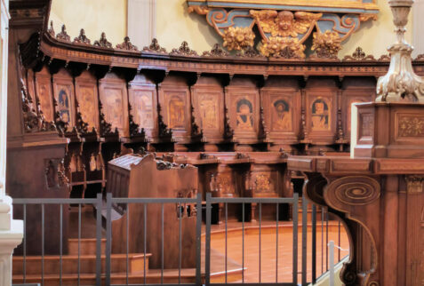 Chiesa di San Cristoforo – the wooden choir around the central main altar