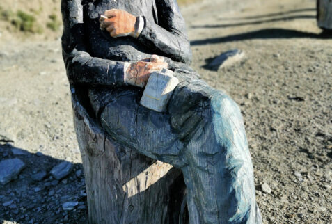 Monte Rosso di Vertosan – a wooden sculpture along the path to Rifugio Faller