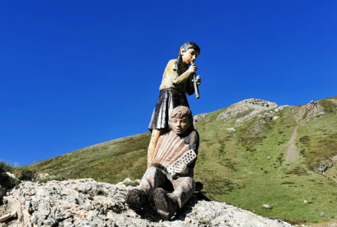 Monte Rosso di Vertosan – a wooden sculpture along the path to Rifugio Faller