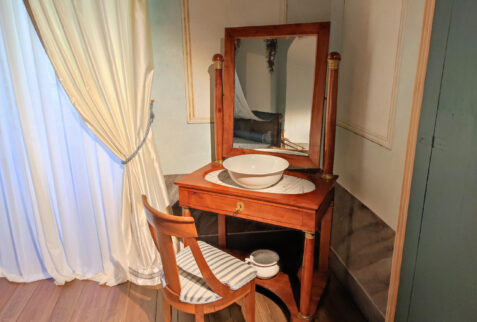 Castello di Aymavilles – toilet table in the bedroom