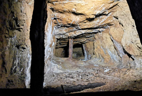 Marzoli mine - Vertical tunnel. The wooden supports are used to identify in advance the collapse of the vault (when deformed the wood creaks) - BBOfItaly