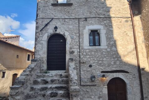 Another glimpse of a stone house in Santo Stefano di Sessanio - Abruzzo