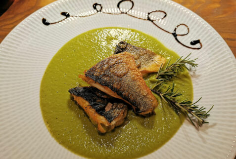 Borgo delle Pietre - Filetto di Branzino al rosmarino su crema di piselli e glassa di aceto balsamico - BBofItaly