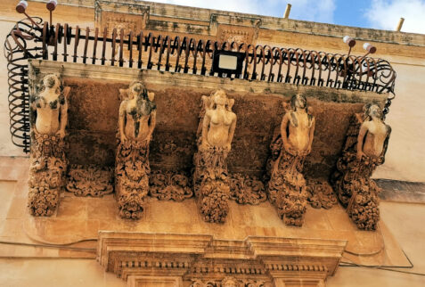 Noto – a balcony of Palazzo Nicolaci in perfect Baroque style – BBofItaly