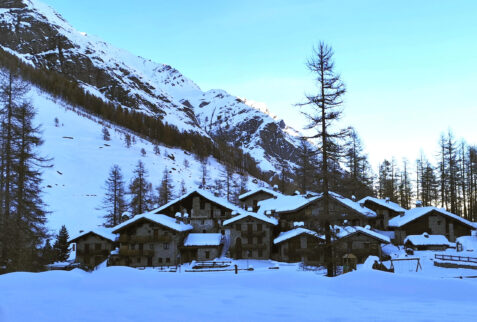 Val di Rhemes – walking with snowshoes you can observe Pellaud hamlet on the road to Thumel - BBofItaly