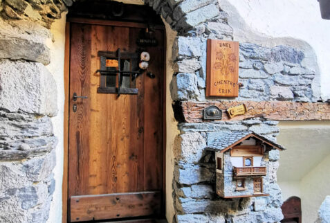 Etroubles - door of an ancient house - BBofItaly