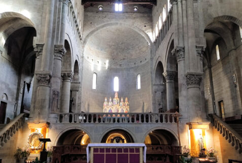 Arezzo – interior of Santa Maria della Pieve church – BBofItaly