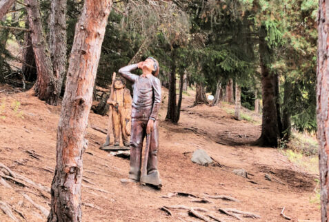 Fallere shelter – in the forest sculptures of woodcutters – BBofItaly