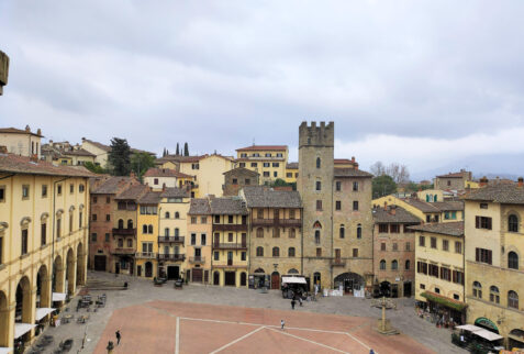 Arezzo – a glimpse of Piazza Grande – BBofItaly