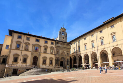 Arezzo – a glimpse of Piazza Grande - BBofItaly