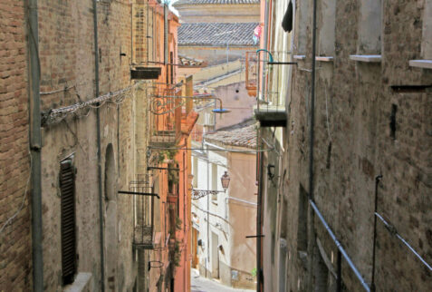 Penne – a wonderful alley of the village – BBofItaly