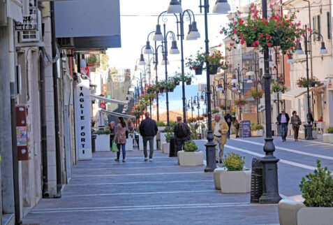 Termoli – strolling along the avenue of the city – BBofItaly