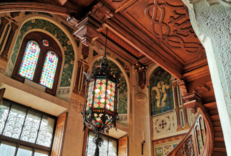 Castello Savoia – the fantastic chandelier on the staircase – BBofItaly