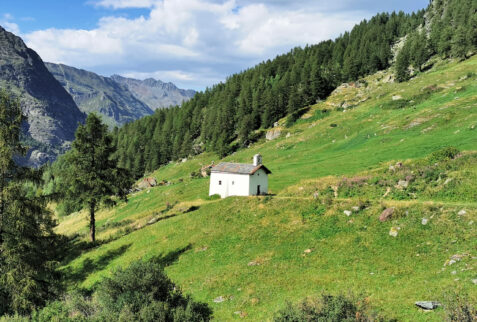 Vallone di Plontaz – the chapel of La Carrà enclosed by wonderful meadows - BBofItaly