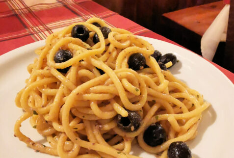 Bigoleria alla Rocca – Bigoli dressed with Acciughe, vino bianco, olive nere – BBofItaly