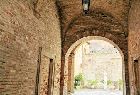 Urbino – a beautiful ancient porch – BBofItaly