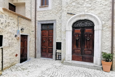 Castel del Monte – a tiny square in the hamlet – BBofItaly