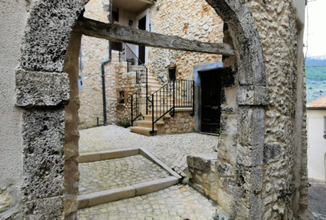 Castel del Monte – an arched gate on a tiny square – BBofItaly