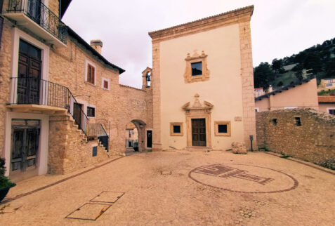 Castel del Monte – the square you find after crossing the main gate of the hamlet – BBofItaly