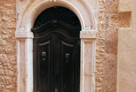 Castel del Monte – a beautiful and ancient gate – BBofItaly