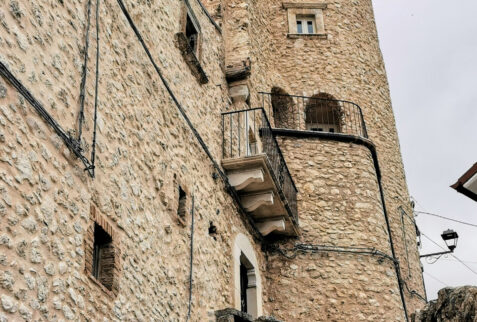 Castel del Monte – a glimpse on a palace of the hamlet – BBofItaly