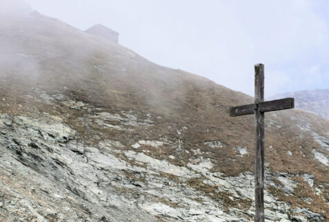 Col du Mont – the pass with its cross – BBofItaly