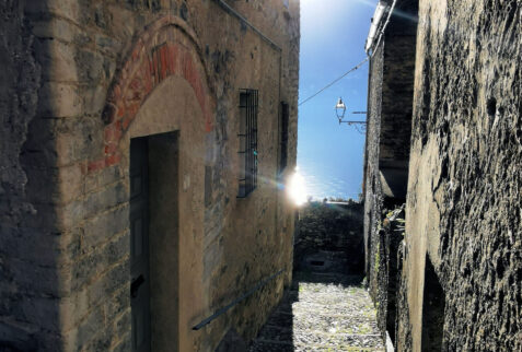 Corenno Plinio – a glimpse of an alley – BBofItaly