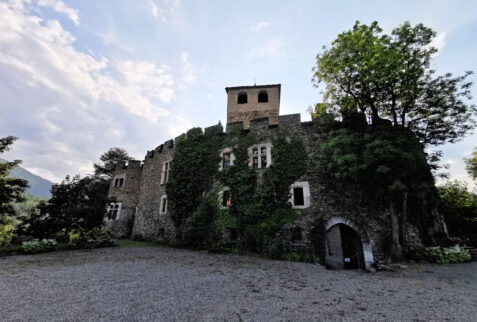 Introd Castle – the building seen from the front courtyard – BBofItaly