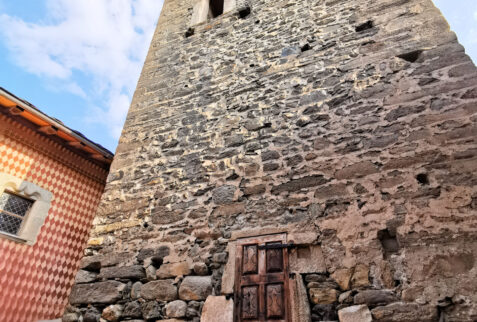 Introd Castle – the tower seen from the internal courtyard – BBofItaly