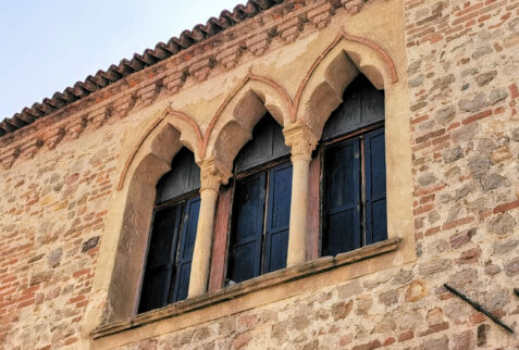 Arquà Petrarca – beautiful windows on the façade of a palace – BBofItaly