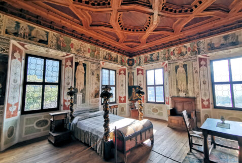 Palazzo Vertemate – a glimpse into another bedroom with a fantastic wooden ceiling – BBofItaly